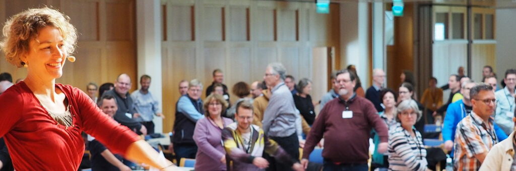 Gabriele Tergau ist auch Pilatestrainierin und aktiviert die Konferenzteilnehmerinnen und - teilnehmer.