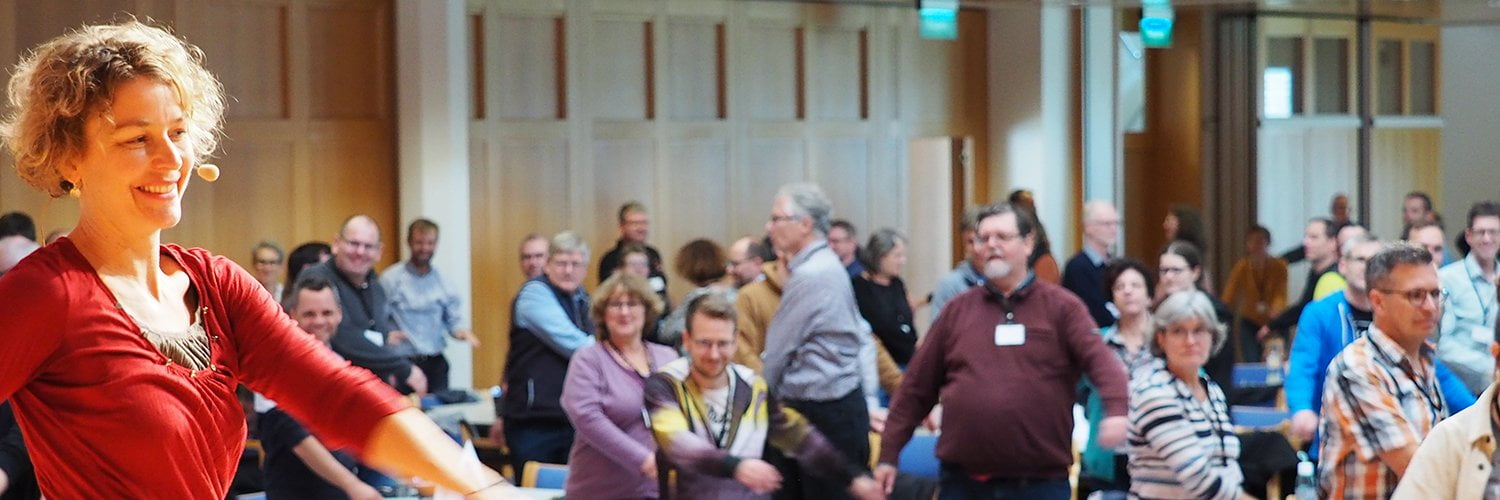 Gabriele Tergau ist auch Pilatestrainierin und aktiviert die Konferenzteilnehmerinnen und - teilnehmer.