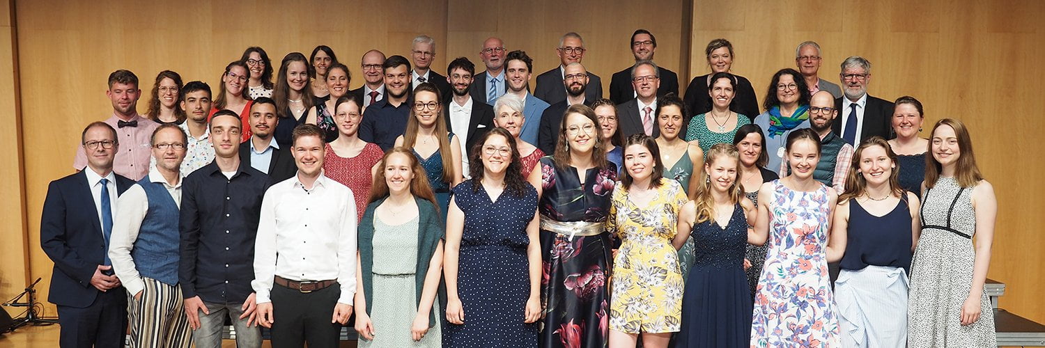 tsc-Aussendung 2022: Abschlussklasse mit Kollegium (1500x500px)