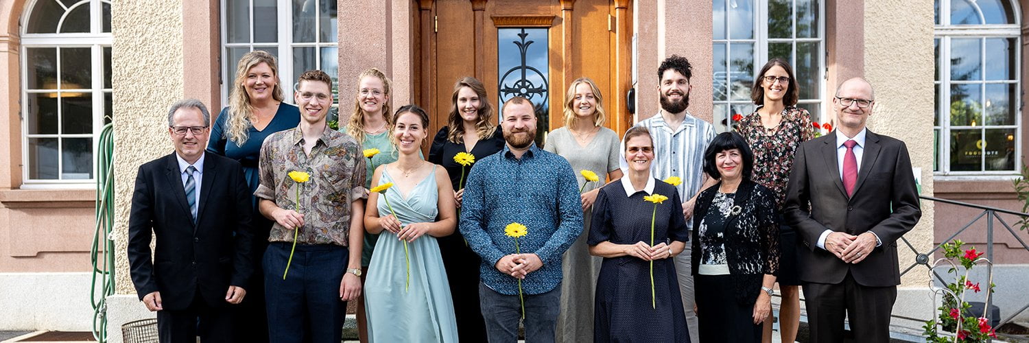 Die tsc-Graduierten 2023 mit Rektor (links), Studiengangsleitern und der Vertreterin der Partneruniversität aus England (vorne 2. von rechts).