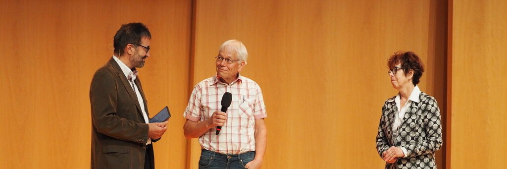 René Winkler (im Foto links) befragt Jubilare, was sie krisenfest gemacht hat.