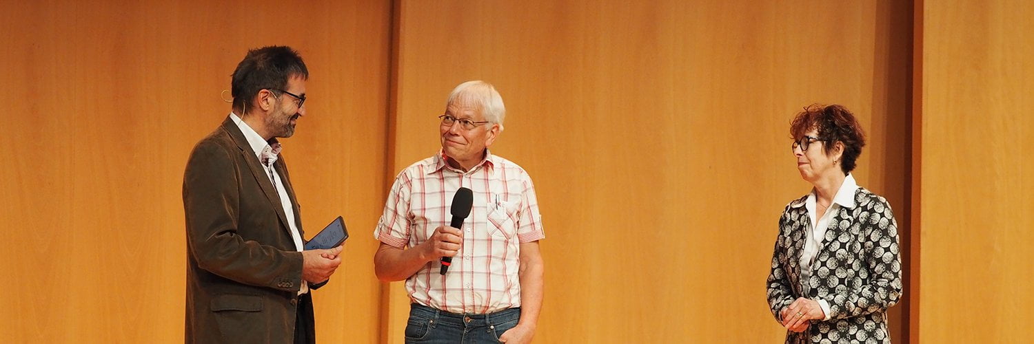 René Winkler (im Foto links) befragt Jubilare, was sie krisenfest gemacht hat.