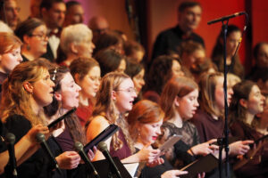 Adventskonzert 2025 mit dem TSC-Chor Festlich gekleidet trägt der TSC-Chor viele bekannte Advents- und Weihnachtslieder vor.