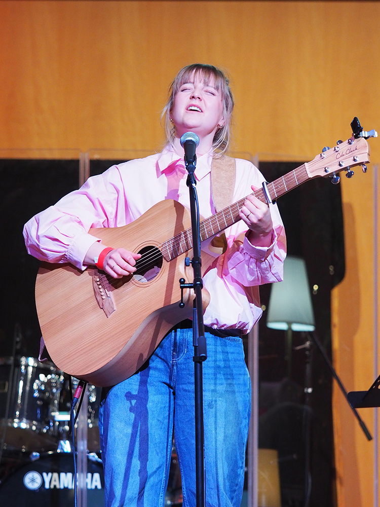 10 Jahre Theologie + Musik: Julianna singt ein Lied