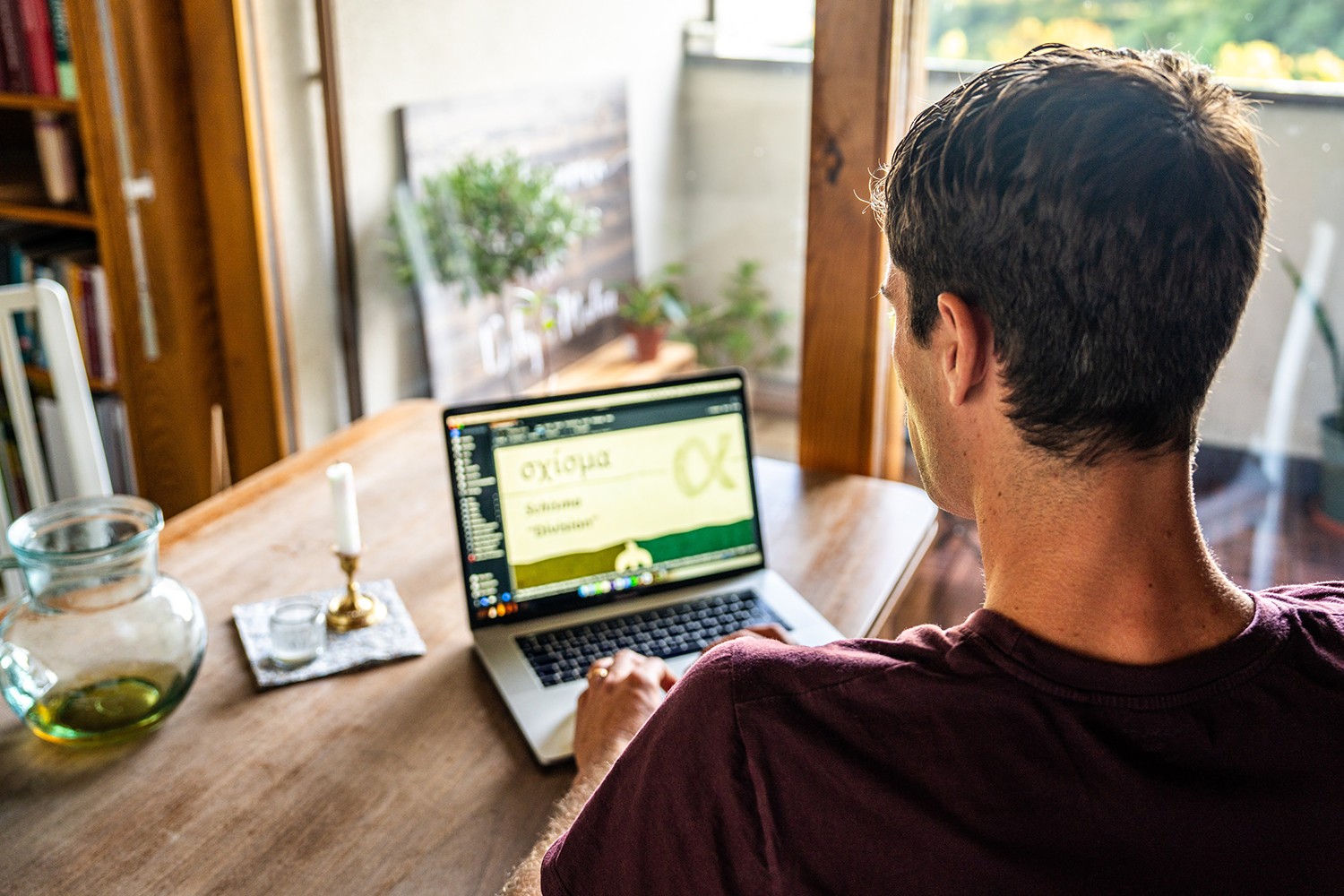 Ein TSC-Student schreibt an seiner Bachelorarbeit.